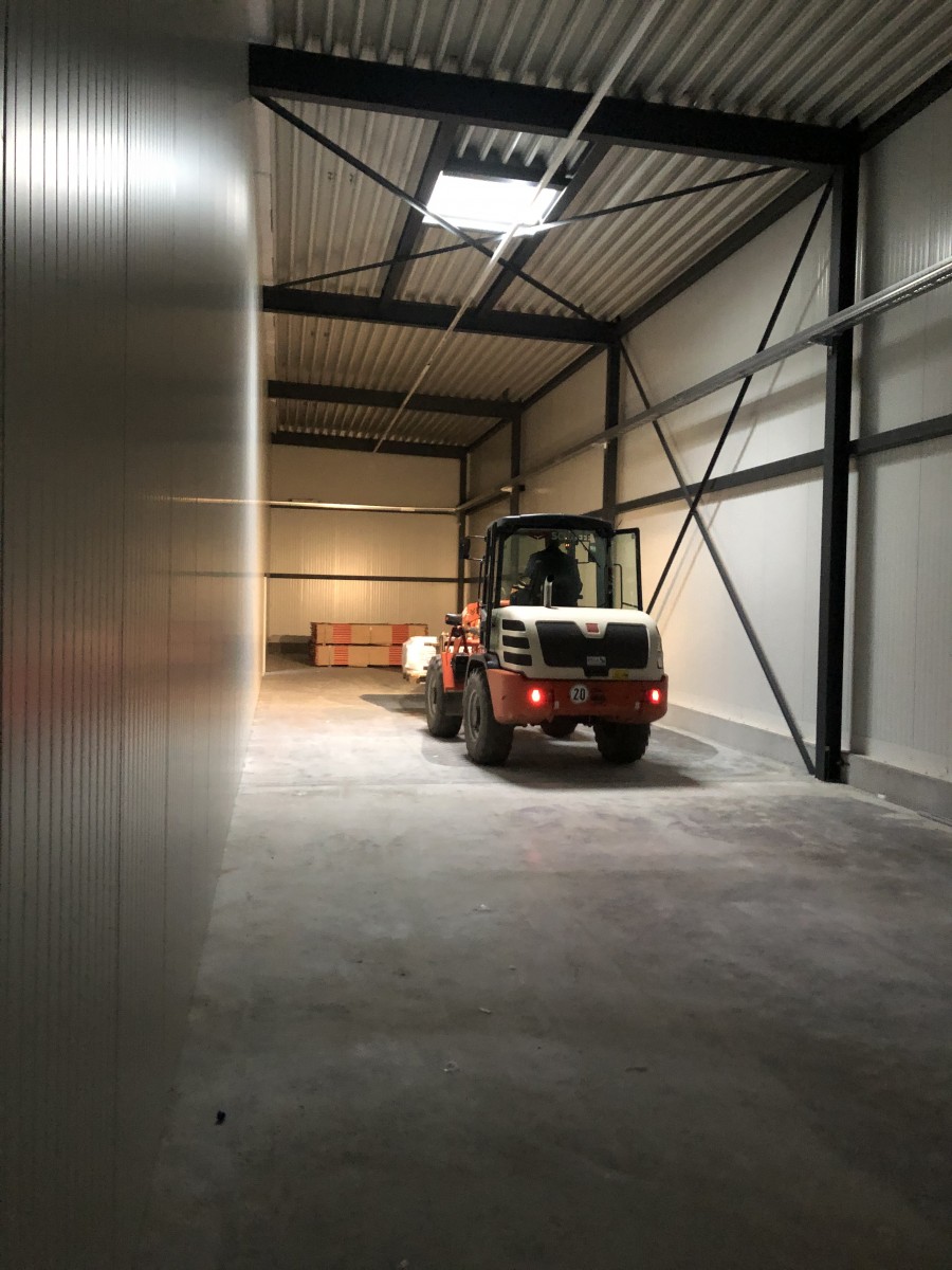 The partition walls have been put up, meters of cable have been laid, and the underfloor heating in the administrative section is also complete. IMG_6138 A lot has happened inside.