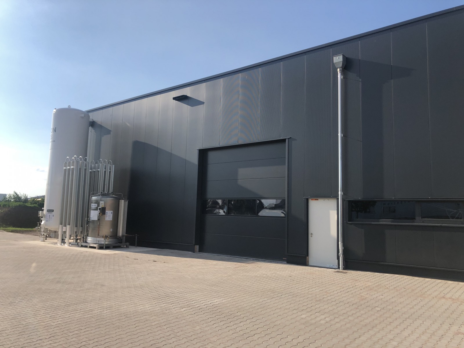 Both the oxygen and nitrogen tanks have been installed and connected. Both the oxygen and nitrogen tanks have been installed and connected.